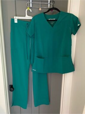 Grey's Anatomy Women's Green Scrub Set